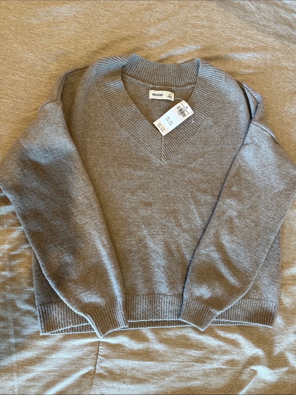 Hollister Women's Light Gray V-Neck Sweater